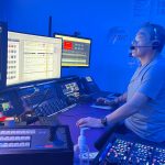 El gualaceño Franklin Reinozo se encarga del control de noticieros de habla hispana en Univision. / Cortesía.