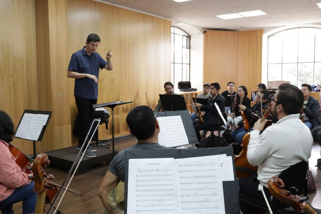 El Maestro español Vicente Luna durante un ensayo con la Orquesta Sinfónica de Cuenca.