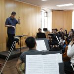 El Maestro español Vicente Luna durante un ensayo con la Orquesta Sinfónica de Cuenca.