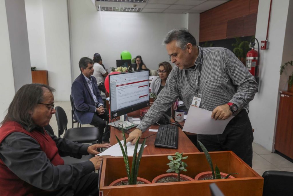 Ventanillas de atención a contribuyentes en el edificio municipal, ubicado en las calles Sucre y Benigno Malo.