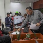 Ventanillas de atención a contribuyentes en el edificio municipal, ubicado en las calles Sucre y Benigno Malo.