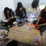 Estudiantes previo a una marcha contra la violencia y acoso en las universidades.