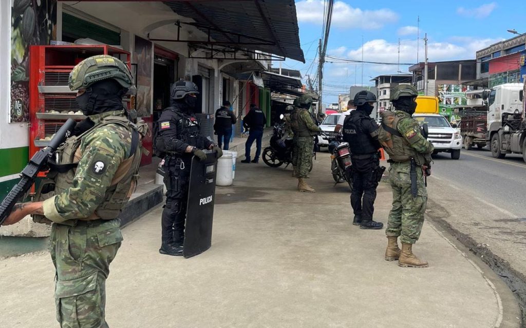 Personal militar durante controles de seguridad en el cantón Camilo Ponce Enríquez, en donde se declaró Estado de Excepción.