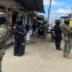 Personal militar durante controles de seguridad en el cantón Camilo Ponce Enríquez, en donde se declaró Estado de Excepción.