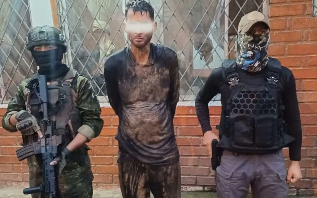 Personal policial durante la detención de unos de los presuntos miembros de una organización delictivo en Ponce Enríquez.