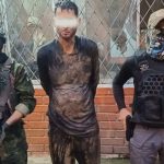 Personal policial durante la detención de unos de los presuntos miembros de una organización delictivo en Ponce Enríquez.