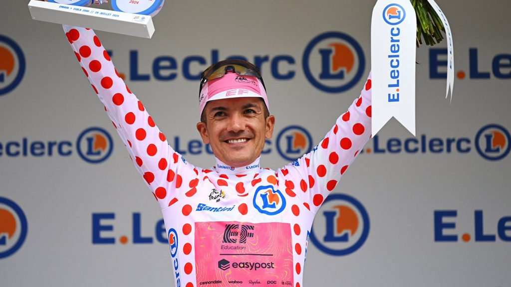 Richard Carapaz viste el maillot de puntos rojos, como líder de Montaña y el más combativo.