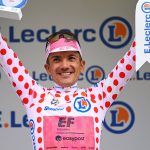 Richard Carapaz viste el maillot de puntos rojos, como líder de Montaña y el más combativo.