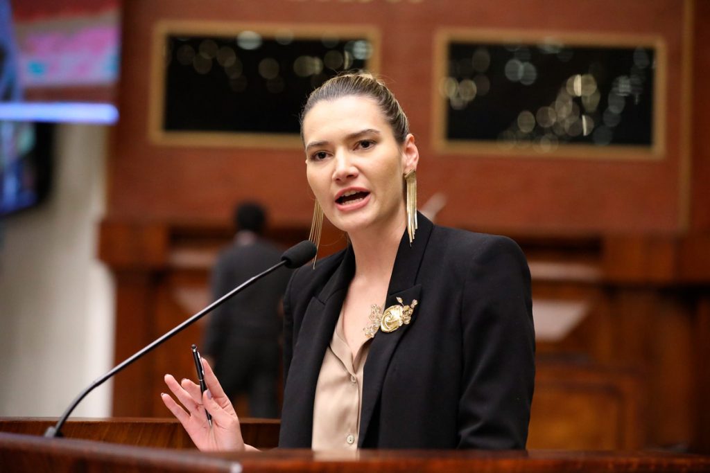 La ministra de Ambiente de Ecuador, Sade Fritschi, y el gerente regional para América Latina del Banco de Desarrollo de Alemania (KfW), Felix Klauda, suscribieron el contrato de aporte