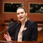 La ministra de Ambiente de Ecuador, Sade Fritschi, y el gerente regional para América Latina del Banco de Desarrollo de Alemania (KfW), Felix Klauda, suscribieron el contrato de aporte