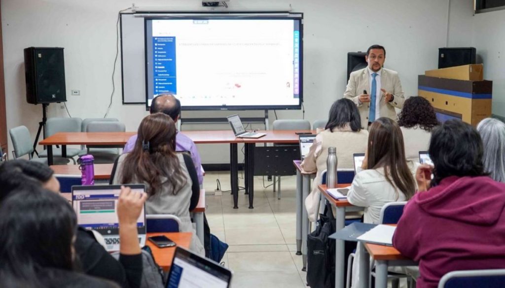 Estudiantes de la Universidad de Cuenca durante un taller de Innovación Educativa.