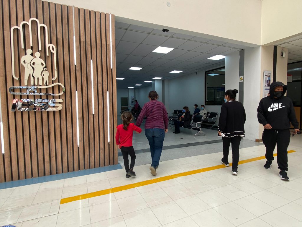 Según lo confirmó la misma Rosa Argudo, más de 10 de sus allegados y familiares trabajan en el Hospital del IESS de Cuenca.