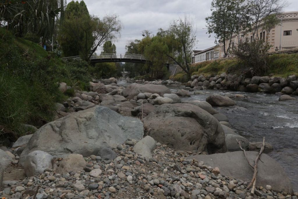 Río Tomebamba seco en la avenida Doce de Abril.