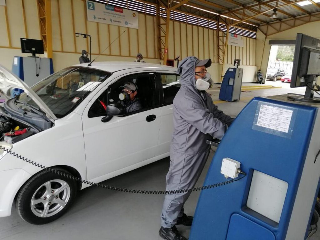 Vehículo cumpliendo la Revisión Técnica Vehicular (RTV)