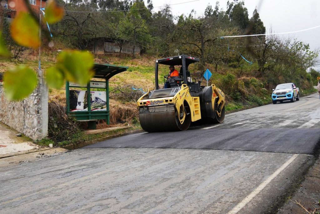 Inversión de la Prefectura de Azuay en mantenimiento vial.
