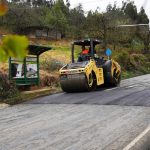 Inversión de la Prefectura de Azuay en mantenimiento vial.