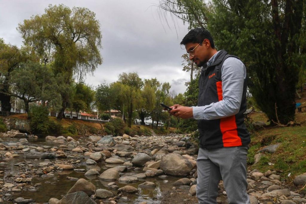Rigoberto Guerrero, técnico de ETAPA EP, inspecciona el río Tomebamba, que está con caudal bajo debido a la sequía hidrológica.