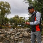 Rigoberto Guerrero, técnico de ETAPA EP, inspecciona el río Tomebamba, que está con caudal bajo debido a la sequía hidrológica.