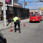 Agente de la EMOV EP retira conos en la vía pública. Hay sanción por colocar estos objetos.