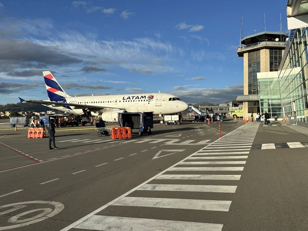 Avión de LATAM, en el aeropuerto Marisca La Mar, de Cuenca.