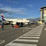 Avión de LATAM, en el aeropuerto Marisca La Mar, de Cuenca.