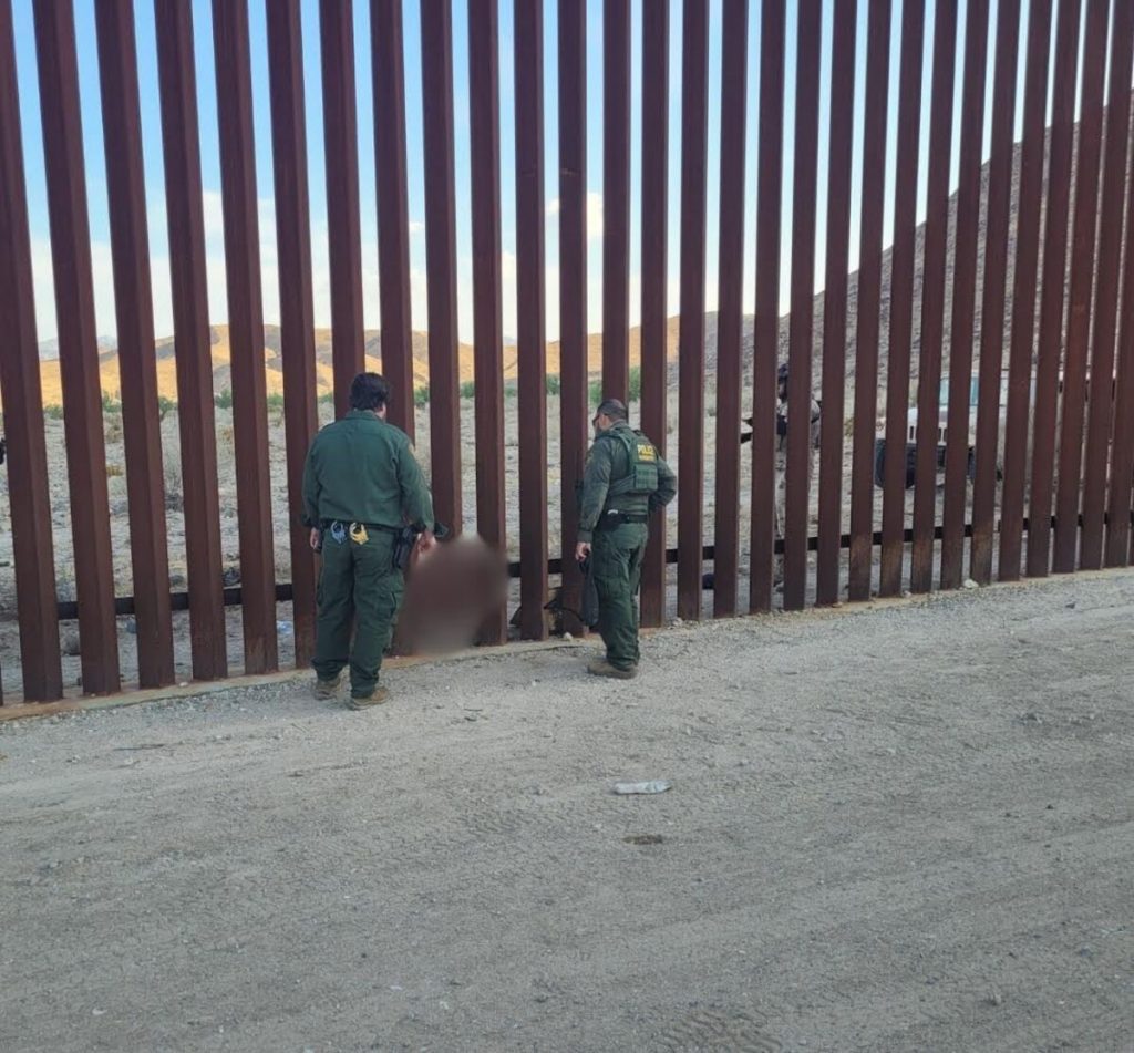 Migrante hallada muerta en la frontera de EE.UU., en Baja California.