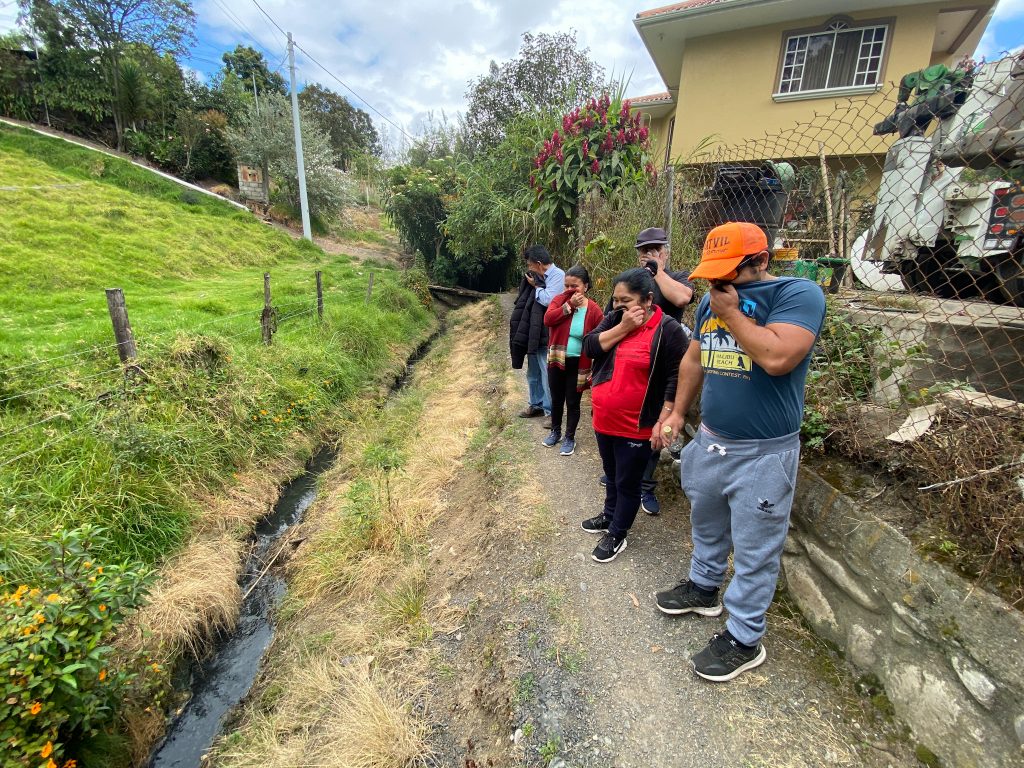 Los vecinos del barrio El Aguacate muestran la contaminación en la quebrada Llanacauri que se ubica en las proximidades de la única vía de acceso al sector. XCA