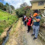 Los vecinos del barrio El Aguacate muestran la contaminación en la quebrada Llanacauri que se ubica en las proximidades de la única vía de acceso al sector. XCA