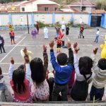 Niños y niñas del Hogar Tadeo Torres contemplan un show de payasos y super héroes. Foto Municipio de Cuenca