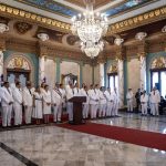 El canciller dominicano, Roberto Álvarez, lee una declaración junto al presidente de República Dominicana, Luis Abinader, y los invitados a la investidura de Abinader, este viernes en el Teatro Nacional, en Santo Domingo (República Dominicana). Veintidós países y la Unión Europea solicitaron este viernes la "inmediata publicación de todas las actas originales" de las elecciones del 28 de julio en Venezuela y la verificación "imparcial e independiente" de los resultados de esos comicios, en los que el Consejo Nacional Electoral dio como ganador a Nicolás Maduro, de acuerdo con una declaración suscrita en Santo Domingo. EFE