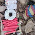 Militares detuvieron a una persona y decomisaron explosivos, una libreta con información de cobro de vacunas y una motocicleta, en Camilo Ponce Enríquez.