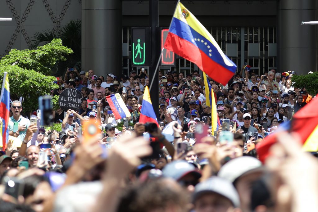 Miles de personas protestan en Venezuela por el resultado oficial de las elecciones thumbnail