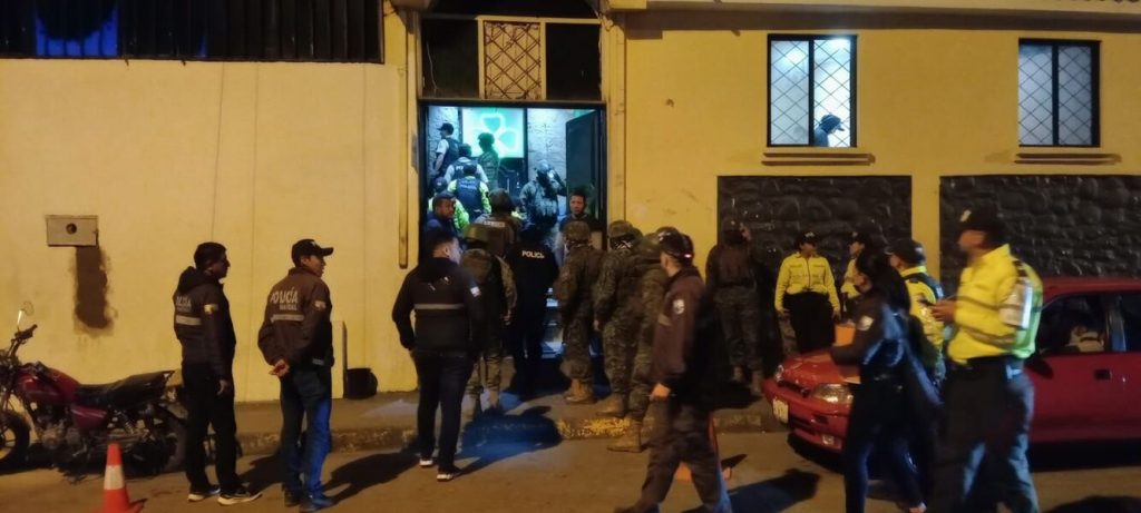 Operativo de policías y militares en la zona de tolerancia, en Cuenca.