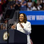 La vicepresidenta y candidata demócrata, Kamala Harris, tiene una estrecha ventaja sobre su rival republicano, Donald Trump