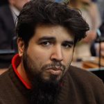 l acusado, Fernando Sabag Montiel, asiste al juzgado donde la expresidenta de Argentina Cristina Fernández (2007-2015) declara en el juicio por un atentado en su contra, este miércoles en Buenos Aires (Argentina). Fernández llegó en medio de muestras de apoyo de sus simpatizantes, al juzgado en el que brindará su testimonio como testigo en la causa que investiga el intento de asesinato en su contra, perpetrado el 1 de septiembre de 2022. EFE