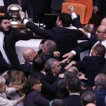 Un debate en el Parlamento de Turquía sobre el exdiputado Can Atalay, en prisión tras ser destituido por una sentencia judicial declarada luego nula por el Constitucional, derivó este viernes en una pelea a puñetazos con al menos una diputada herida.