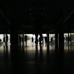 ersonas caminan por el Centro comercial Ciudad Chinita con la mayoría de sus locales cerrados por falta de electricidad este viernes, en Maracaibo (Venezuela). El Gobierno de Venezuela acusó a la oposición aglutinada en la "extrema derecha" del "sabotaje eléctrico" que, según las autoridades, fue la causa del apagón que este viernes enfrenta el país caribeño desde las 4:50 hora local (8:50 GMT). EFE