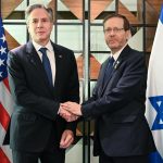 Fotografía facilitada por la Oficina del Gobierno de Israel (GPO) que muestra al presidente israelí, Isaac Herzog (d), durante una reunión con el secretario de Estado estadounidense, Antony Blinken, en Tel Aviv, Israel, el 19 de agosto de 2024. Blinken llegó a Israel para discutir un acuerdo de alto el fuego en la guerra de Gaza.EFE