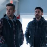 Fotograma cedido por Apple TV donde aparecen Matt Damon (i) como Rory y Casey Affleck (d) como Cobby, durante una escena de la película 'The Instigators' que se estrena este viernes en esta plataforma de transmisión. Matt Damon y Casey Affleck detallan su "intensa" amistad de más de cuatro décadas en 'The Instigators', una producción desarrollada por la argentina Luciana Barroso, esposa del primero, que fue posible gracias a esa perdurable relación entre ambos actores estadounidenses, según dijeron en entrevista con EFE. EFE