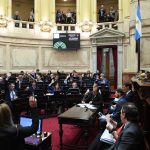 Los ingresos que percibirán millones de jubilados en Argentina viven momentos de incertidumbre después de que el Parlamento aprobara, por una amplia mayoría, la ley que regula el aumento de las pensiones y de que el presidente del país, Javier Milei, anunciara este viernes que vetará la norma en pos del 'déficit cero'. EFE