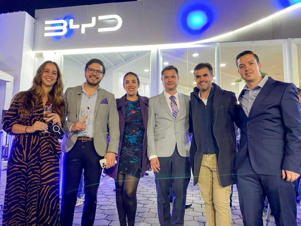 María Isabel Muñoz, jefe de Trademarketing; Santiago Mena, Brand Manager; Michelle Verduga, jefe de Marketing BYD Global; Iván Espinoza, jefe de Ventas Cuenca; Simón Pérez, Gerente General y Martín Solís, Gerente Comercial.