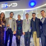 María Isabel Muñoz, jefe de Trademarketing; Santiago Mena, Brand Manager; Michelle Verduga, jefe de Marketing BYD Global; Iván Espinoza, jefe de Ventas Cuenca; Simón Pérez, Gerente General y Martín Solís, Gerente Comercial.
