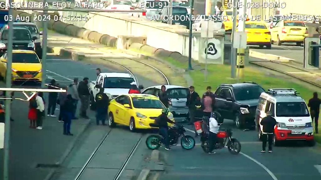 Vehículo Chevrolet Spark se estrelló contra cuatro carros en las Américas. IVM