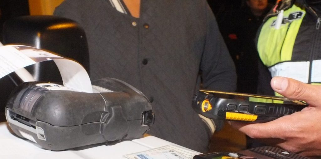 El Jefe de Educación Vial de la Empresa de Movilidad (EMOV EP) de Cuenca fue detenido en un control de alcoholemia.