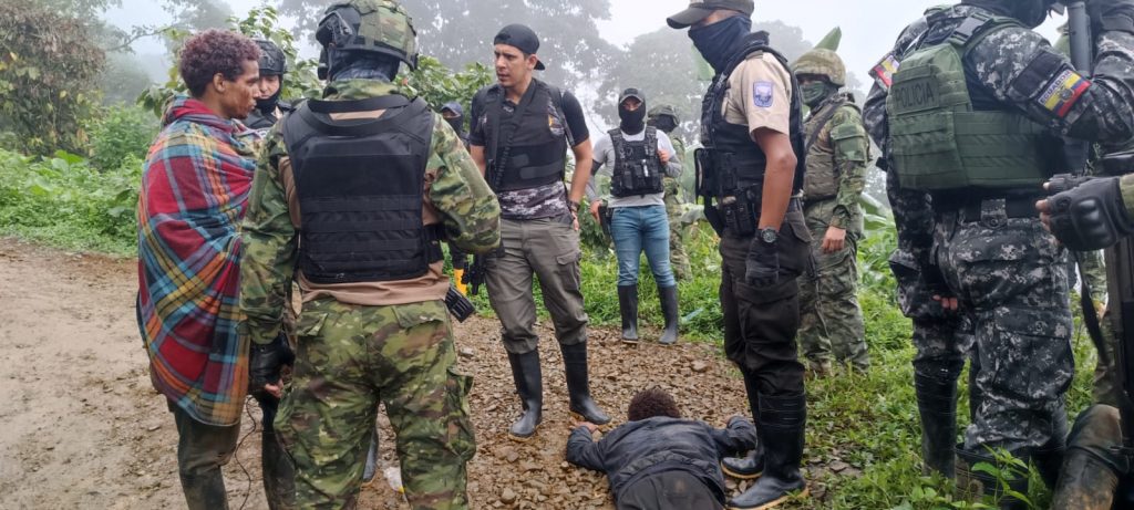 Las Fuerzas Armadas y la Policía Nacional detuvieron a tres personas tras ataque armado que dejó cinco fallecidos, en Camilo Ponce Enríquez.