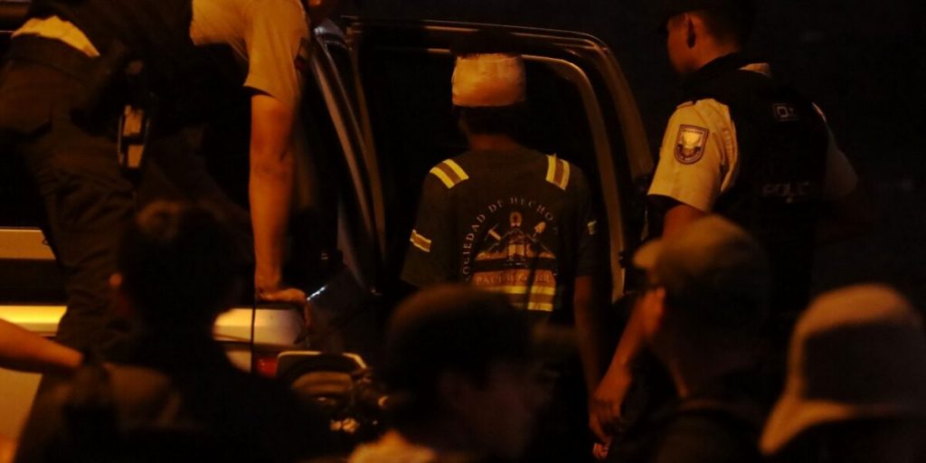 Los cuerpos de las víctimas de masacre en el cantón Camilo Ponce Enríquez fueron trasladados al Centro Forense de Cuenca.