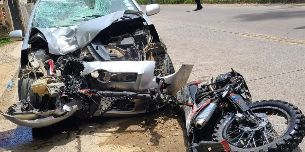Choque frontal de motocicleta y un automóvil particular en el sector El Lirio de la parroquia Sayausí, en Cuenca.