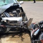 Choque frontal de motocicleta y un automóvil particular en el sector El Lirio de la parroquia Sayausí, en Cuenca.