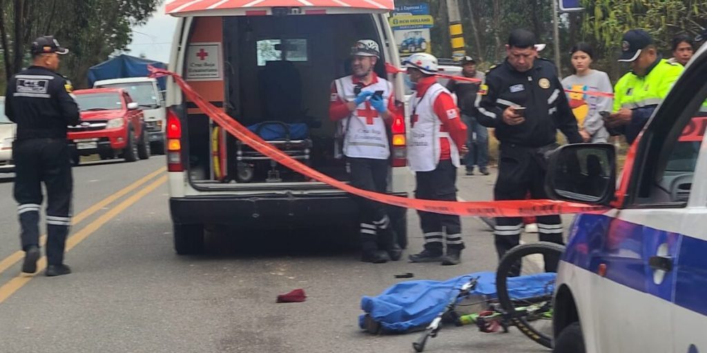 Personal de la Oficina de Investigación de Accidentes de Tránsito cumplió con las pericias para el levantamiento del ciclista fallecido en Narancay.