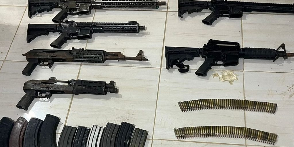 Armas y municiones decomisadas por la Policía Nacional durante los operativos contra la minería ilegal en el cantón Camilo Ponce Enríquez, Azuay.